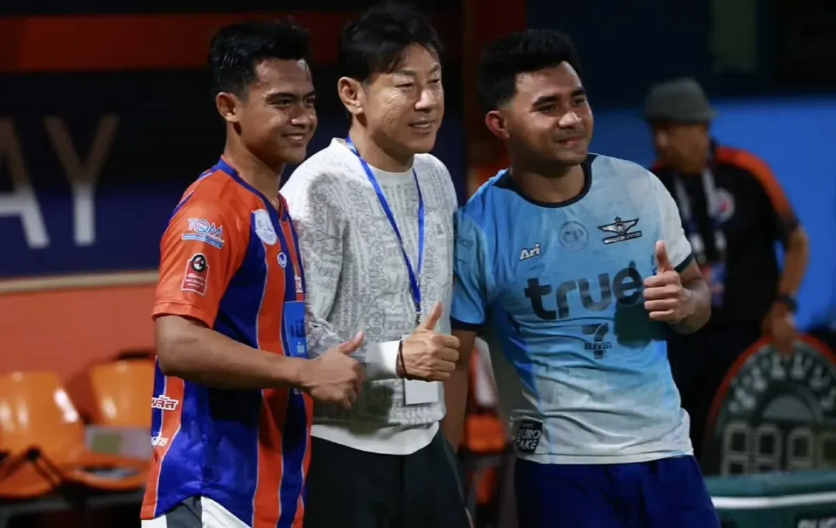 Pratama Arhan dan Asnawi Mangkualam reuni dengan mantan pelatih Timnas Indonesia, Shin Tae Yong atau STY di laga Bangkok United vs Port FC. (Foto: Instagram/@bolalobfootball)