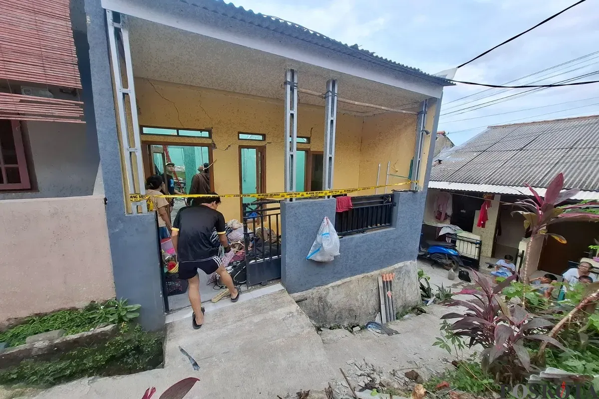 Aparat kepolisian memasangi garis polisi di sekitar rumah yang menjadi TKP ledakan tabung gas LPG 3 kg di Depok. (Sumber: Poskota/Angga Pahlevi)