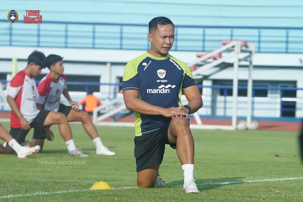 Sofie Imam Faizal, pelatih lokal satu-satunya di Timnas Indonesia. (Sumber: X/ Timnas Indonesia)