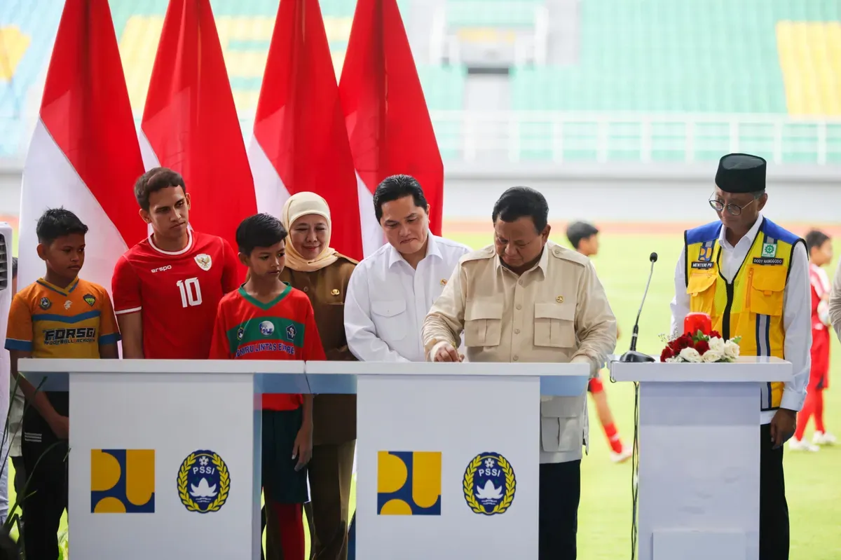 Presiden Prabowo Subianto, Erick Thohir dan sejumlah pihak lainnya meresmikan 17 Stadion pasca renovasi. (Sumber: Pssi.org)