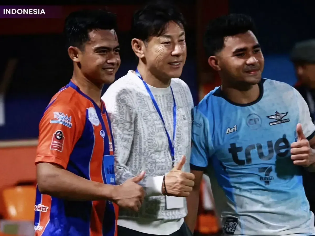 Mantan pelatih Timnas Indonesia Shin Tae Yong menemui mantan anak asuhnya Asnawi Mangkualam dan Pratama Arhan di Thailand. (Sumber: IG: @seasiagoal)