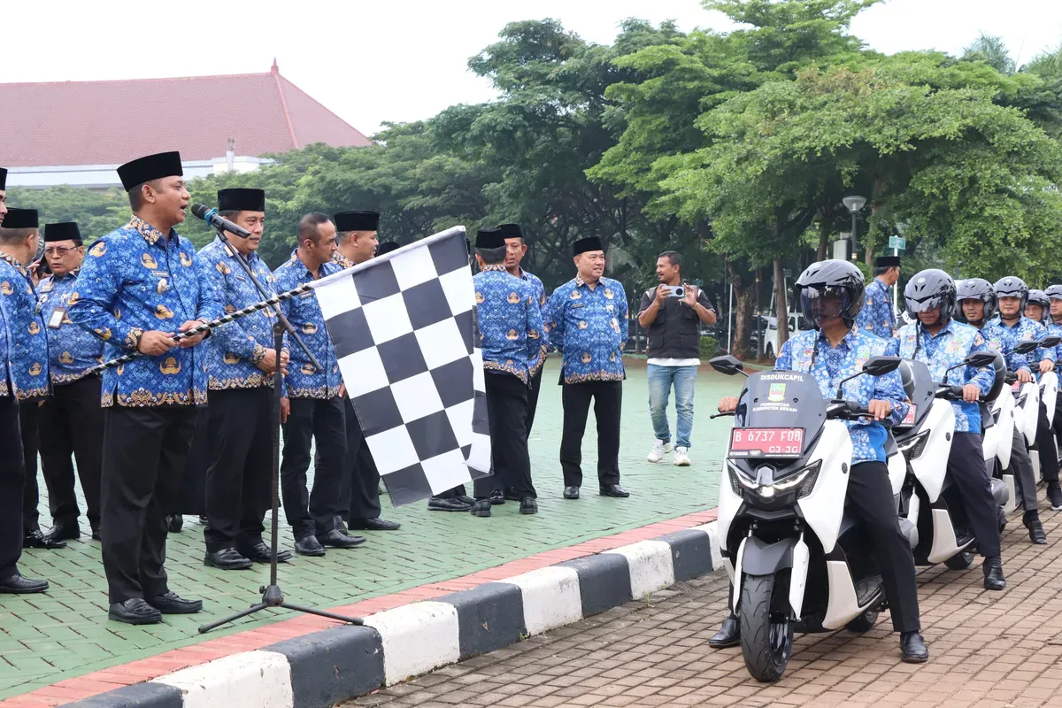 Wakil Bupati Bekasi, Asep Surya Atmaja melepas 23 Kendaraan Dinas Operasional Roda Dua untuk administrasi kependudukan di Plaza Pemkab Bekasi Cikarang Pusat, Senin, 17 Maret 2025. (Sumber: Dok. Pemkab Bekasi)