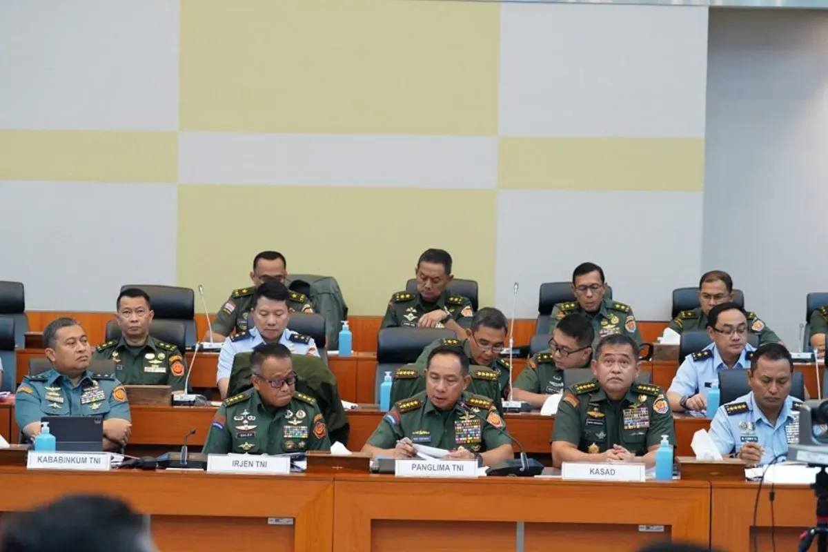 Panglima TNI Jenderal TNI Agus Subiyanto menghadiri rapat dengan Komisi I DPR RI terkait RUU TNI. (Sumber: X/@Puspen_TNI)