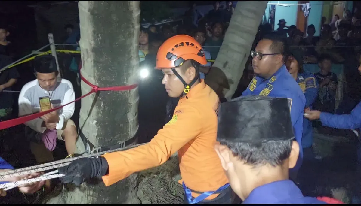 Proses evakuasi jasad bocah berinisial MF, 4 tahun, dari dalam sumur oleh personil BPBD dan Damkar Kabupaten Serang. (Sumber: Dok. BPBD Kabupaten Serang)