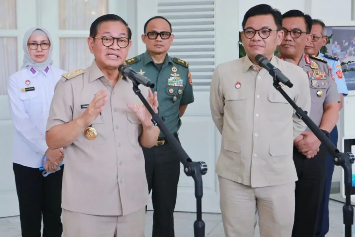 Gubernur Lemhannas, Ace Hasan Syadzily (kanan) saat menyambangi Balai Kota, Jakarta Pusat, Senin, 17 Maret 2025. (Sumber: Dok. Pemprov Jakarta)