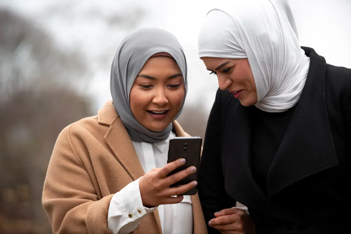 Coba ide undangan buka puasa lewat WhatsApp ini agar momen setahun sekali menjadi lebih seru. (Sumber: Freepik)