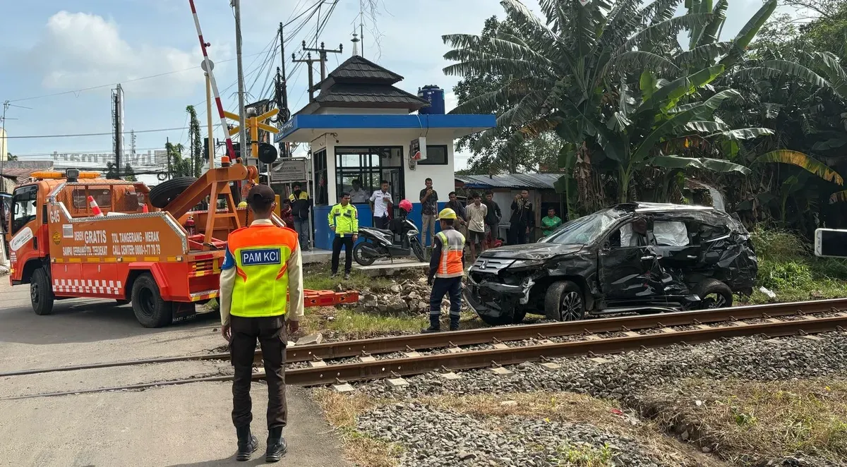 Petugas Polres Serang Kota dibantu Astra Infra dan keamanan PT KAI saat mengevakuasi mobil Pajero sport yang tertabrak kereta. (Sumber: Dok. Humas Polres Serang Kota)