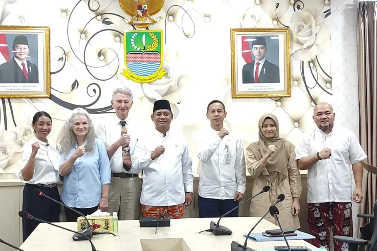 Wakil Bupati Bekasi Asep Surya Atmaja, Elder (Ketiga Kiri) and Sister Levesque (Kedua Kiri) Salt Lake City, Utah, AS di Ruang Rapat Bupati, Gedung Bupati, Komplek Pemkab Bekasi, Cikarang Pusat, Jumat, 14 Maret 2025. (Sumber: Dok. Pemkab Bekasi)