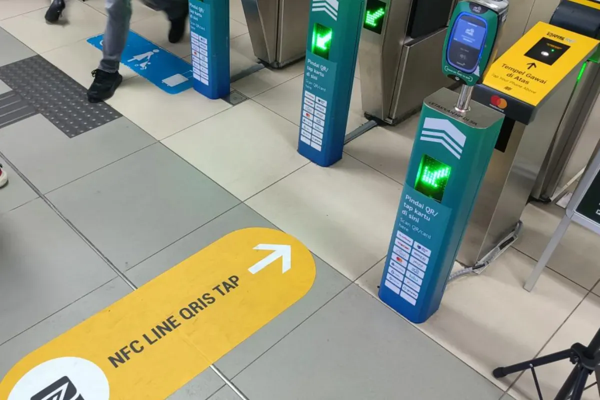 bayar KRL dan MRT kini bisa dengan menggunakan QRIS Tap. (Sumber: X/@MiyanagiDeswira)