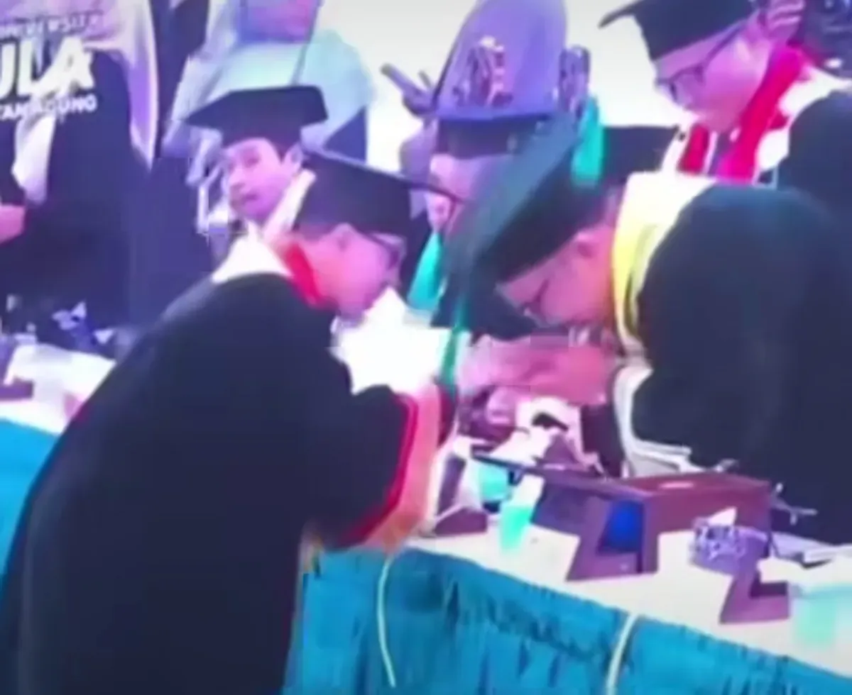 Viral rekaman video saat Wisuda Buya Yahya di Universitas Islam Sultan Agung (Unissula) Semarang malah jajaran Rektor yang berebut cium tangan sang ulama asal Cirebon tersebut. (Sumber: Capture Video Netijen)