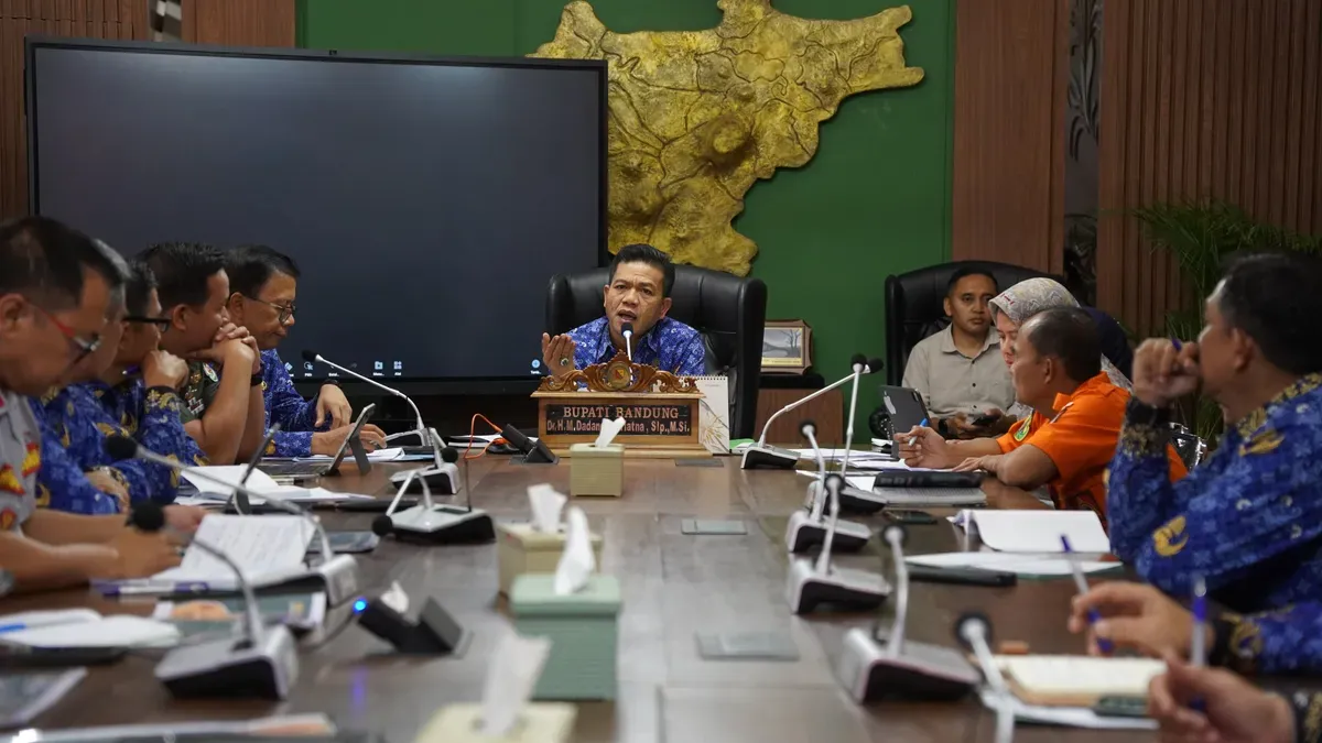 Bupati Bandung Dadang Supriatna saat memimpin rapat koordinasi evaluasi penanganan dan tanggap darurat bencana. (Sumber: Dok. Pemkab Bandung)