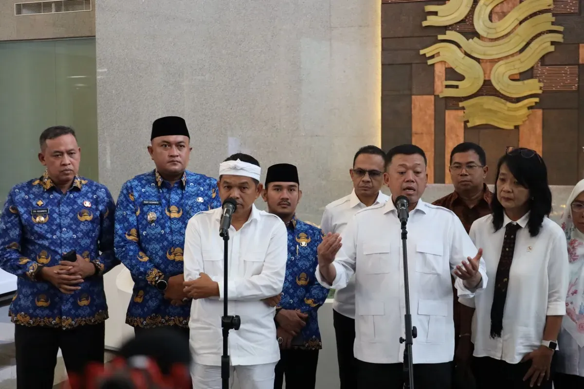 Wali Kota Bekasi, Tri Adhianto mengikuti rakor penanganan banjir di kantor Kementerian Pekerjaan Umum, Jakarta. (Sumber: Dok. Pemkot Bekasi)