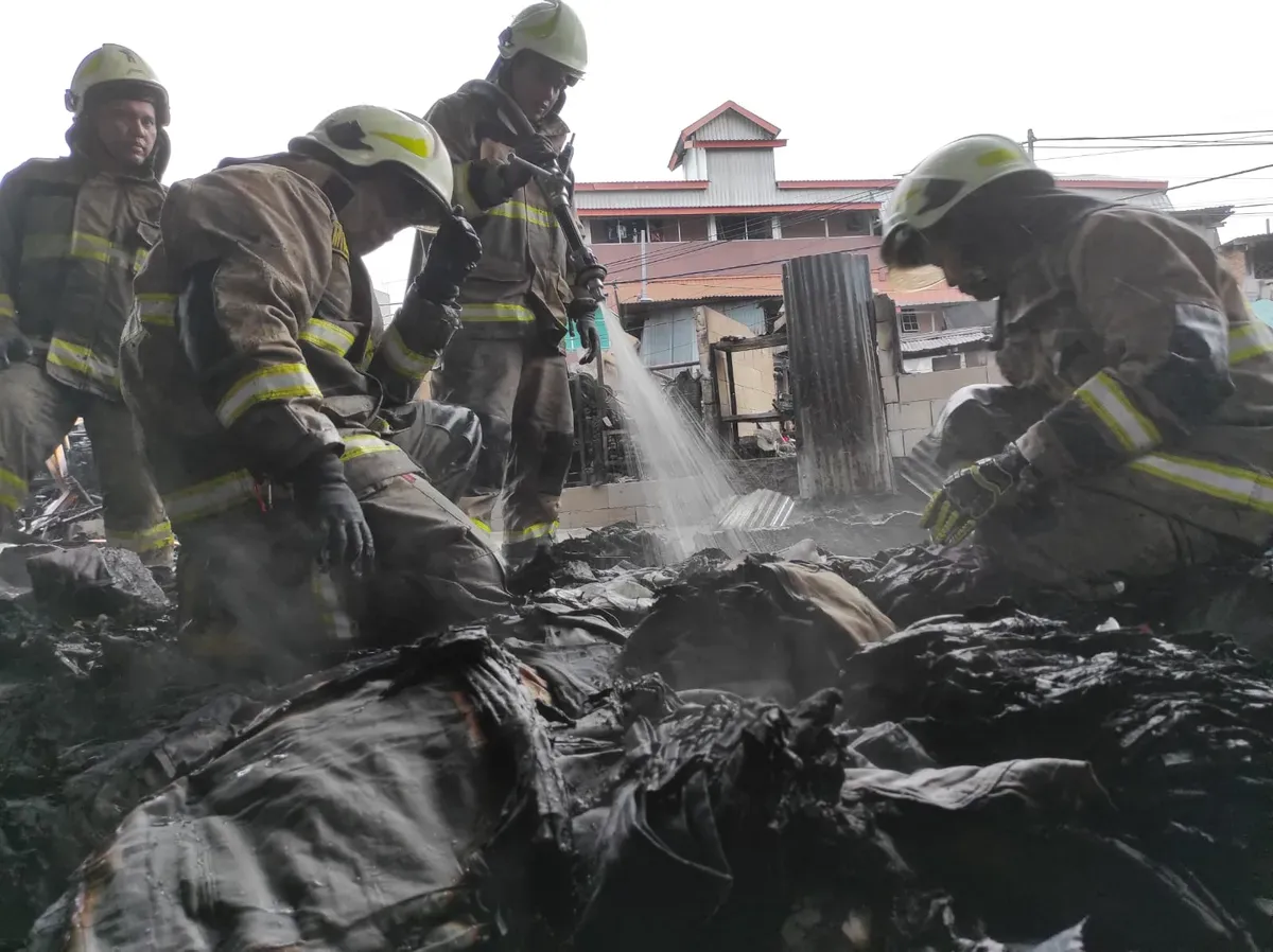 Petugas dari Suku Dinas Penanggulangan Kebakaran dan Penyelamatan Jakarta Pusat melakukan pendinginan pada kebakaran di Pasar Poncol Jakarta. (Sumber: Poskota/Bilal Nugraha Ginanjar)