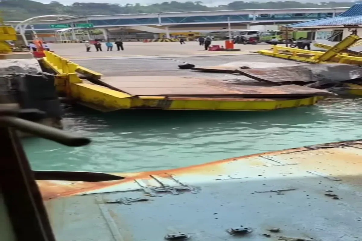 Penampakan movable bridge di dermaga eksekutif Pelabuhan Merak yang hancur dihantam kapal Portlink 3. (Sumber: Tangkap Layar Instagram/@vibesbanten)