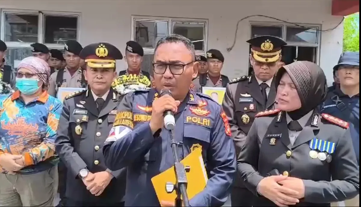 Vice Commander DVI Biddokkes Polda Lampung, AKBP Legowo Hamijaya menjabarkan hasil autopsi terhadap 3 polisi yang gugur ditembak anggota TNI. (Sumber: Dok. Tim DVI Polda Lampung)