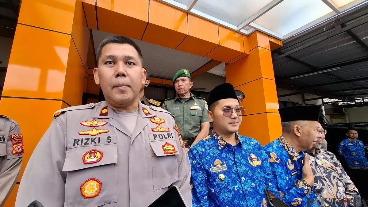 Wakapolres Cimahi Kompol Rizky Syawaludin Akbar, memberikan pernyataan kepada sejumlah wartawan di Mako Polres Cimahi, Jalan Amir Machmud. (Sumber: Poskota/Gatot Poedji Utomo)