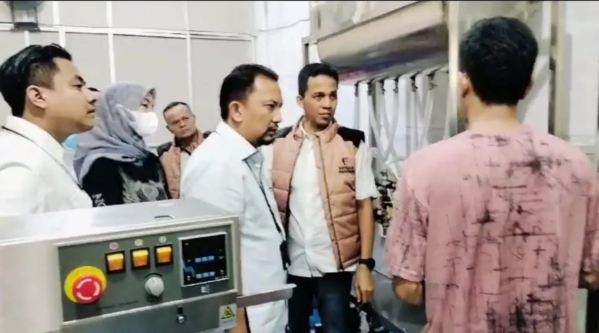 Satreskrim Polres Metro Jakarta Barat membongkar praktik produksi dan pengepakan minyak goreng merek MinyaKita tanpa izin di wilayah Meruya, Jakarta Barat, Senin, 17 Maret 2025. (Sumber: Dok. Humas Polres Jakarta Barat)