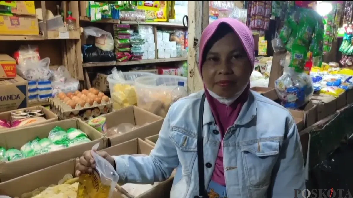 Mimin berkeliling dari satu warung ke warung lain untuk mencari MinyaKita, hingga akhirnya hanya dapat satu bungkus dengan harga yang lebih tinggi dari biasanya. (Sumber: Poskota/Samsul Fatoni)