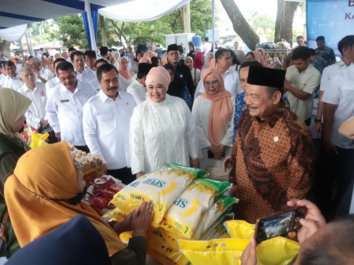 Menteri Imigrasi dan Pemasyarakatan, Agus Andrianto meninjau pelaksanaan bazar Ramadan. (Sumber: Dok. Humas Kementerian Imigrasi dan Pemasyarakatan)