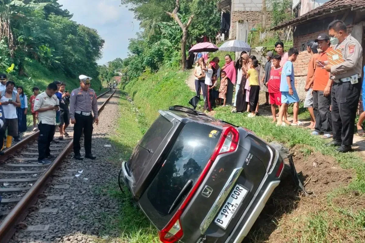 Lokasi mobil tertabrak kereta di perlintasan Kampung Pasir Pulo, Kelurahan Cijoro Lebak, Kecamatan Rangkasbitung, Kabupaten Lebak, Selasa, 18 Maret 2025. (Sumber: Dok. Warga)