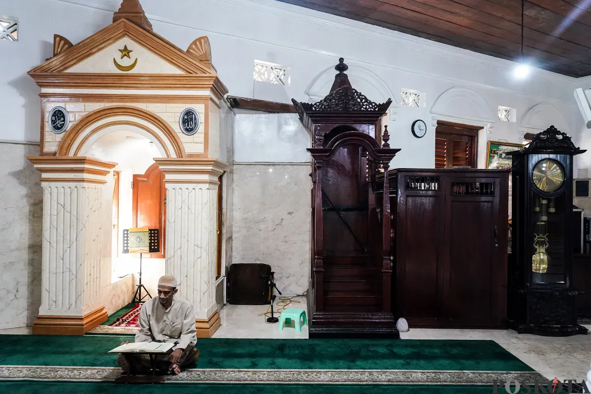 Suasana di dalam Masjid Jami An-Nawier, yang berlokasi di Pekojan, Tambora, Jakarta Barat. (Sumber: Poskota/Bilal Nugraha Ginanjar)