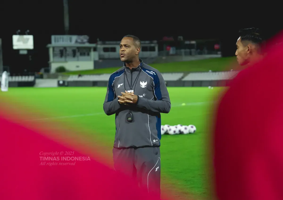 Patrick Kluivert saat memimpin sesi latihan Timnas Indonesia di Stadion Netstrata Jubilee, Sydney, Australia, Selasa, 18 Maret 2025. (Sumber: Dok. PSSI)