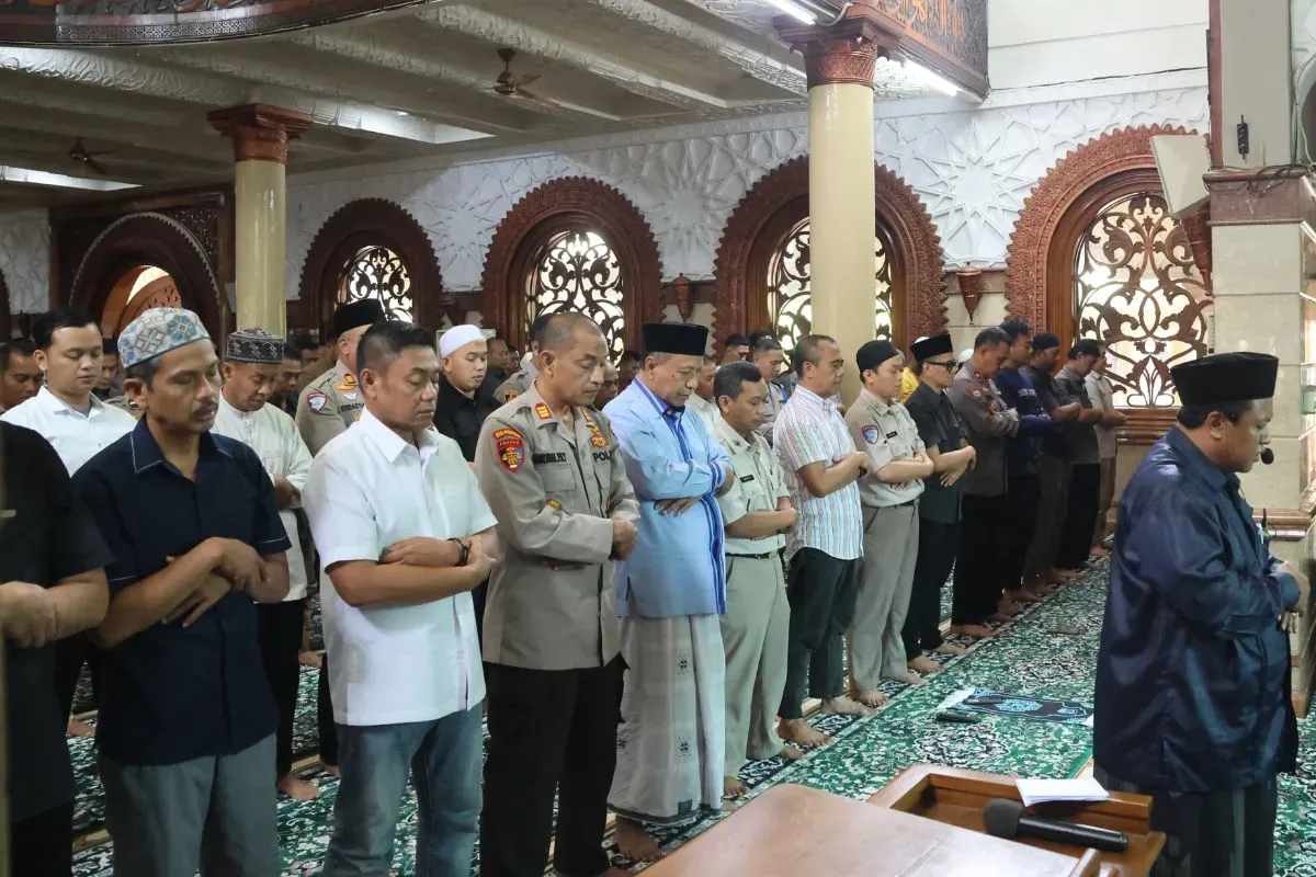 Polda Metro Jaya menggelar sholat ghaib untuk tiga anggota Polri yang tewas diduga tertembak di Kampung Manik, Kabupaten Way Kanan, Lampung. (Sumber: Dok. Humas Polda Metro Jaya)