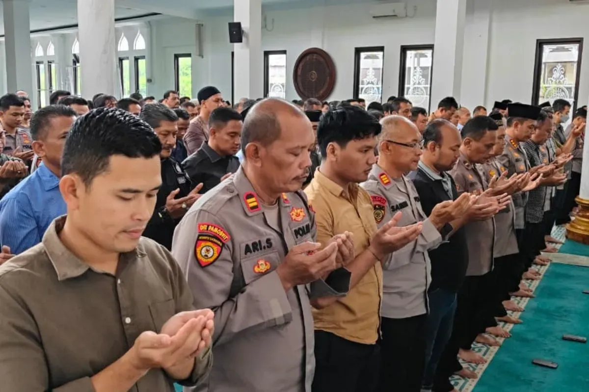 Jajaran Polres Metro Depok melaksanakan sholat ghaib di Masjid Al Ikhlas Polres Metro Depok, Selasa, 18 Maret 2025. (Sumber: Dok. Humas Polres Metro Depok)