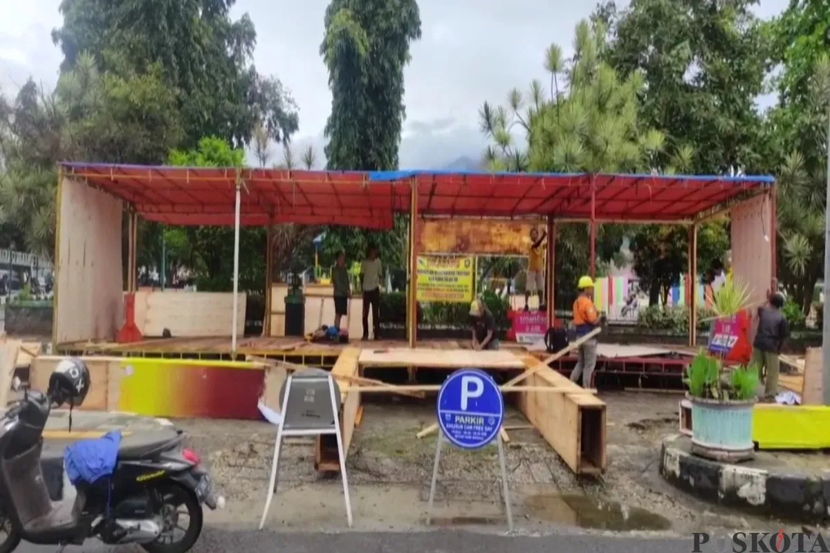 Salah satu posko layanan arus mudik Lebaran yang sedang dibangun Polres Pandeglang. (Sumber: Poskota/Samsul Fatoni)