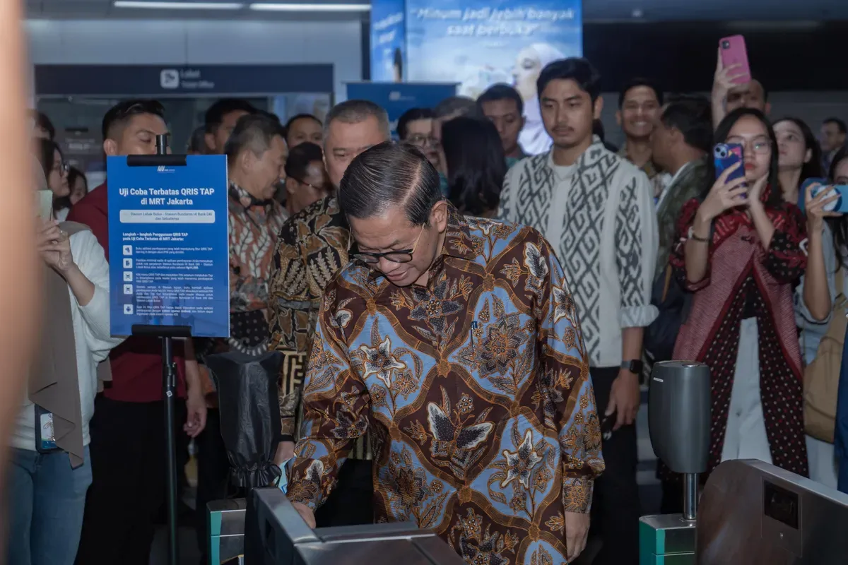 Gubernur Jakarta Pramono Anung saat melakukan uji coba QRIS TAP di MRT Jakarta. (Sumber: Dok. Bank DKI)