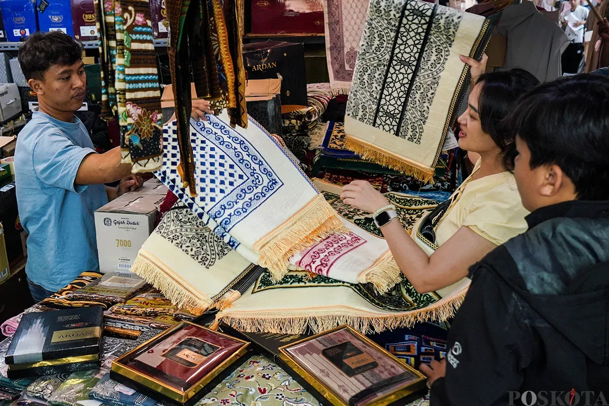 Para calon pembeli mulai berdatangan untuk berbelanja baju lebaran di sejumlah toko pakaian di Blok A dan B, Pasar Tanah Abang, Jakarta Pusat, Rabu, 19 Maret 2025. (Sumber: Poskoata/ Bilal Nugraha Ginanjar)