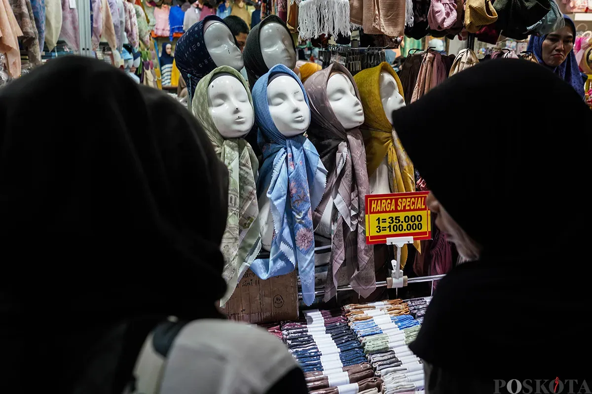 Para calon pembeli mulai berdatangan untuk berbelanja baju lebaran di sejumlah toko pakaian di Blok A dan B, Pasar Tanah Abang, Jakarta Pusat, Rabu, 19 Maret 2025. (Sumber: Poskoata/ Bilal Nugraha Ginanjar)