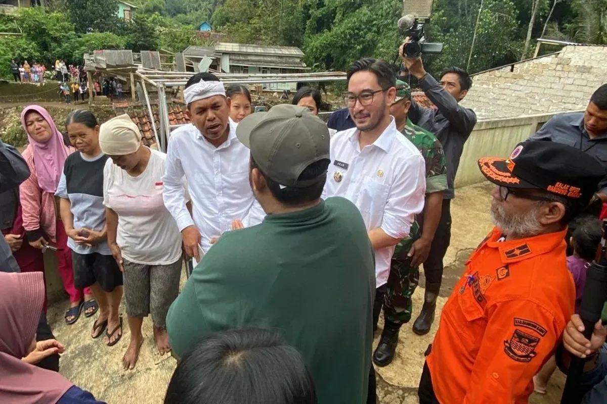 Suasana peninjauan lokasi banjir di bantaran Sungai Cimeta, Kabupaten Bandung Barat, Rabu 19 Maret 2025. (Sumber: Poskota/Gatot Poedji Utomo)