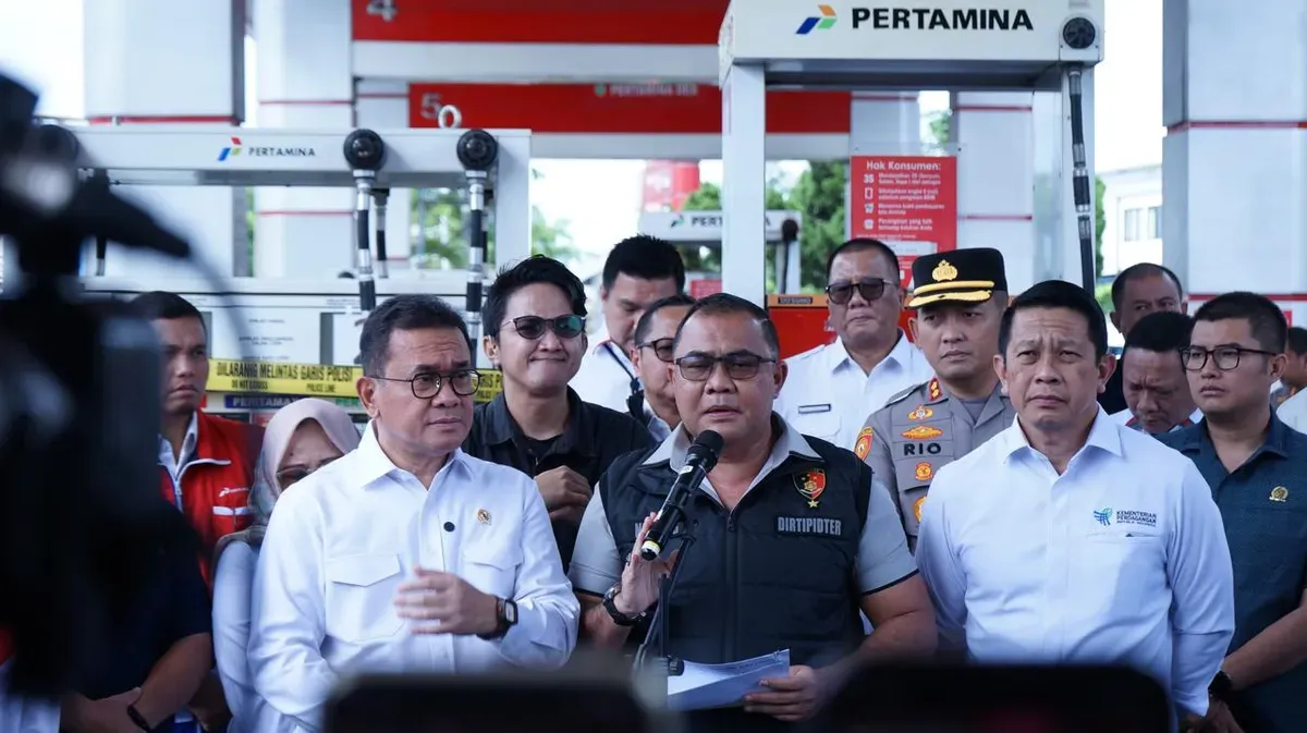 Bareskrim Polri mengungkap kecurangan takaran bahan bakar minyak (BBM) di Stasiun Pengisian Bahan Bakar Umum (SPBU), di Kabupaten Bogor, Jawa Barat. (Sumber: Dok. Humas Polri)