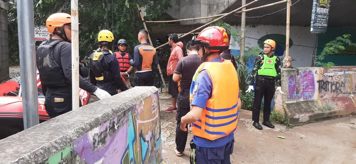 Tim gabungan SAR Damkar Depok, menemukan jasad anak laki-laki yang hanyut kebawa arus tersangkut di pohon bambu Sungai Ciliwung. (Sumber: Dok. Damkar Kota Depok)