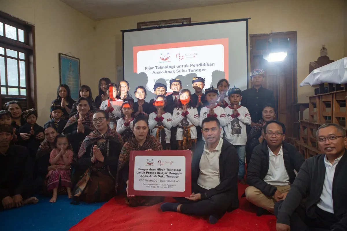CEO NeutraDC, Andreuw Th.A.F (ketiga kanan - bawah) saat sesi penyerahan secara simbolis pemberian hibah teknologi yang diberikan kepada salah seorang perwakilan guru Pasraman. (Sumber: Dok. Telkom)