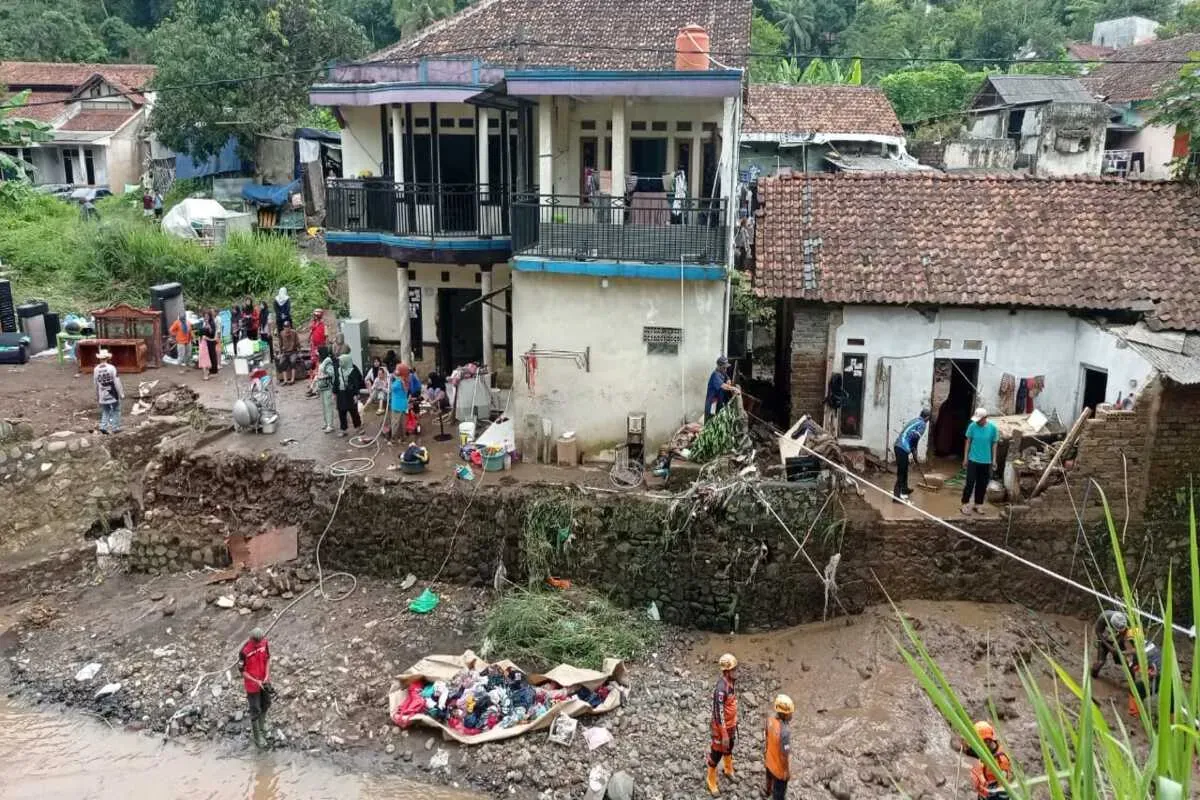 Kondisi rumah rusak akibat terjangan banjir di Sungai Cimeta, Desa Nyalindung, Kecamatan Cipatat, Kabupaten Bandung Barat. (Sumber: Poskota/Gatot Poedji Utomo)