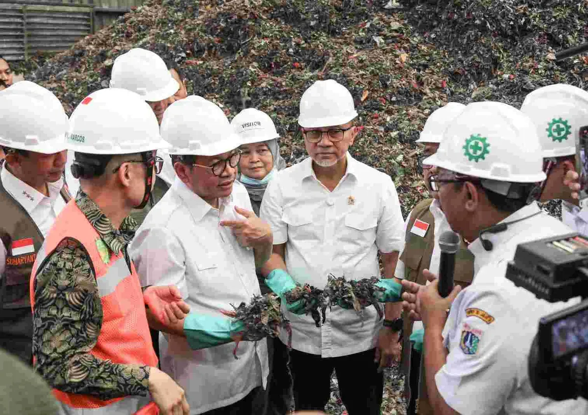 Gubernur Jakarta, Pramono Anung bersama Menko PMK, Pratikno, Menteri Koordinator Bidang Pangan Zulkifli Hasan, Menteri LH, Hanif Faisol Nurofiq, dan Kepala BNPB Suharyanto kunjungi Bantar Gebang, Jawa Barat, Rabu 19 Maret 2025. (Sumber: Kominfotik)