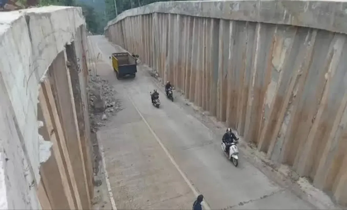 Situasi lalulintas di jalan tanjakan Bangangah, Pandeglang. (Sumber: Poskota/Samsul Fatoni)