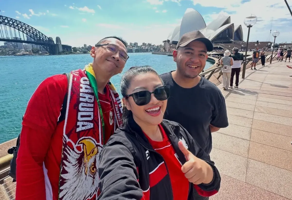 Permadi Arya atau Abu Janda berpose bersama penyanyi dangdut Fitri Carlina saat mendukung Timnas Indonesia melawan Australia ramai dihujat netijen. (Sumber: Instagram Fitri Carlina)