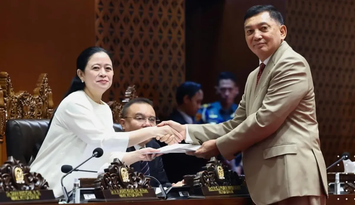 Menteri Pertahanan Sjafrie Sjamsoeddin bersama Ketua DPR RI Puan Maharani pada pengesahan Undang-undang TNI. (Sumber: Instagram Sjafrie Sjamsoeddin)