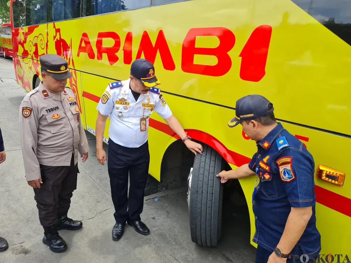 Kegiatan rampcheck bus AKAP di Terminal Kalideres, Jakarta Barat, Kamis, 20 Maret 2025. (Sumber: Poskota/Pandi Ramedhan)