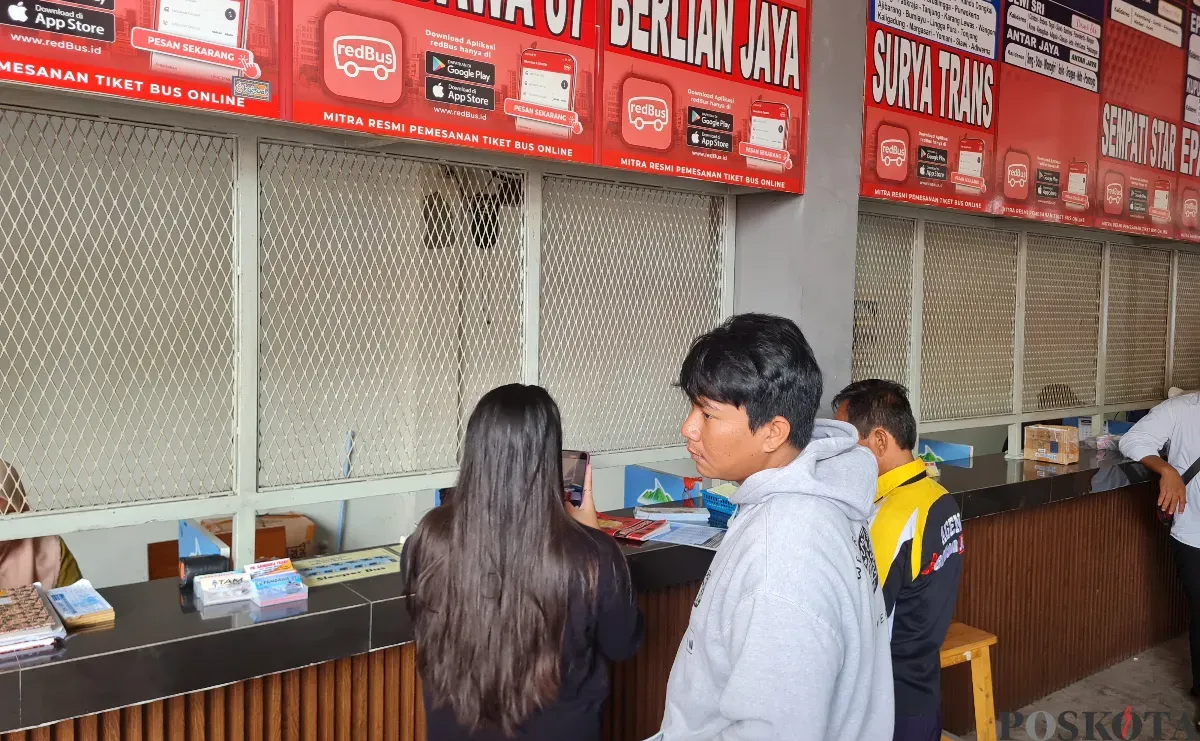 Calon penumpang saat akan memesan tiket bus di Terminal Kalideres, Jakarta Barat, Kamis, 20 Maret 2025. (Sumber: Poskota/Pandi Ramedhan)