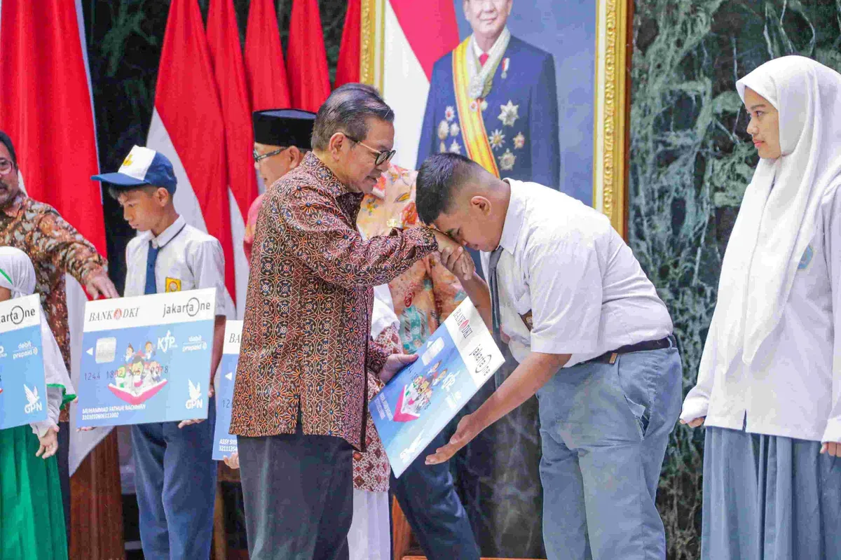 Gubernur Jakarta Pramono Anung menyerahkan KJP Plus kepada perwakilan siswa di Balai Agung, Balai Kota Jakarta, Kamis, 20 Maret 2025. (Sumber: Dok. Kominfotik Jakarta)