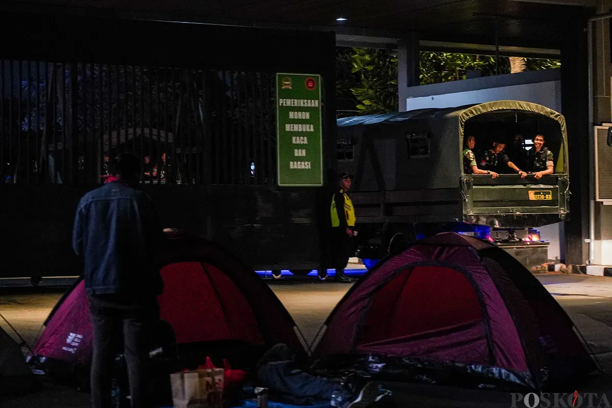 Massa aksi rela mendirikan tenda dan bermalam di palataran jalan di depan Gerbang Pancasila di belakang komplek DPR RI, Senayan, Jakarta, Kamis, 20 Maret 2025. (Sumber: Poskoata/ Bilal Nugraha Ginanjar)