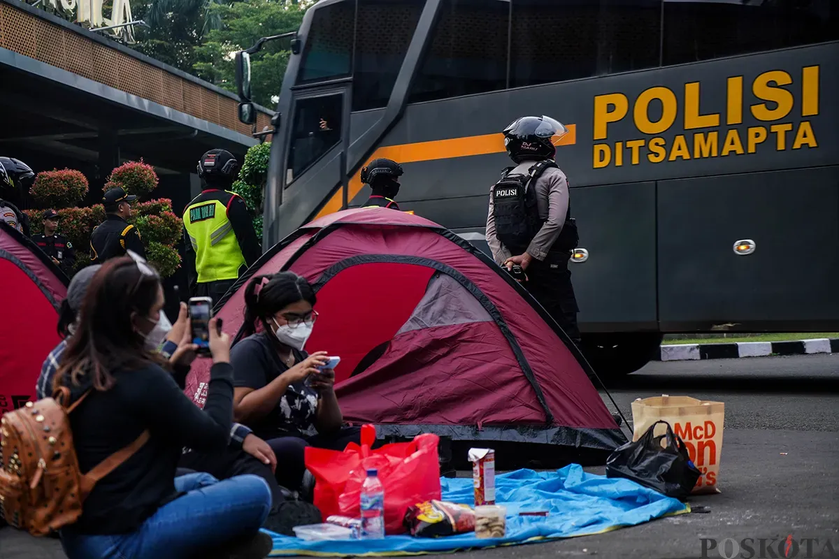 Massa aksi rela mendirikan tenda dan bermalam di palataran jalan di depan Gerbang Pancasila di belakang komplek DPR RI, Senayan, Jakarta, Kamis, 20 Maret 2025. (Sumber: Poskoata/ Bilal Nugraha Ginanjar)