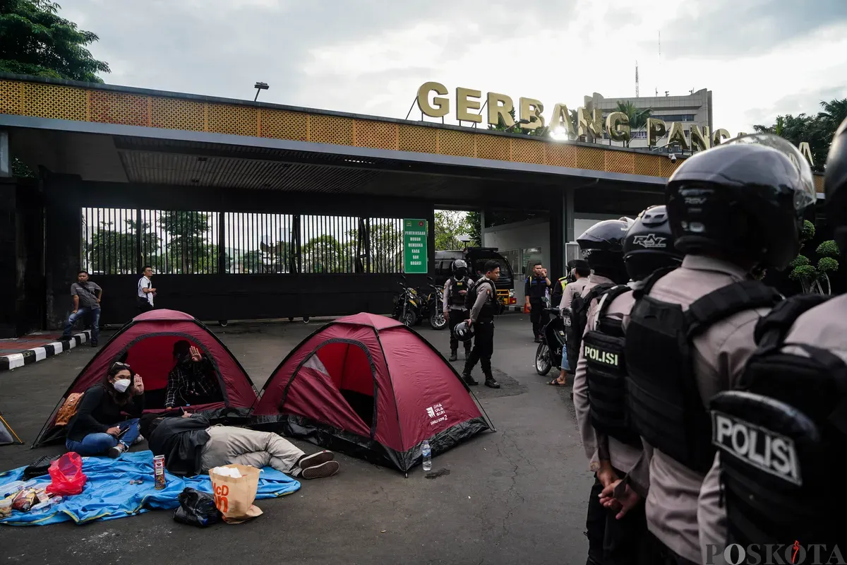 Masyarakat mendirikan tenda sebagai bagian dari aksi tolak pengesahan Revisi UU TNI di depan Gerbang Pancasila, belakang DPR RI, Senayan, Jakarta, Kamis, 20 Maret 2025. (Sumber: Poskota/Bilal Nugraha Ginanjar)