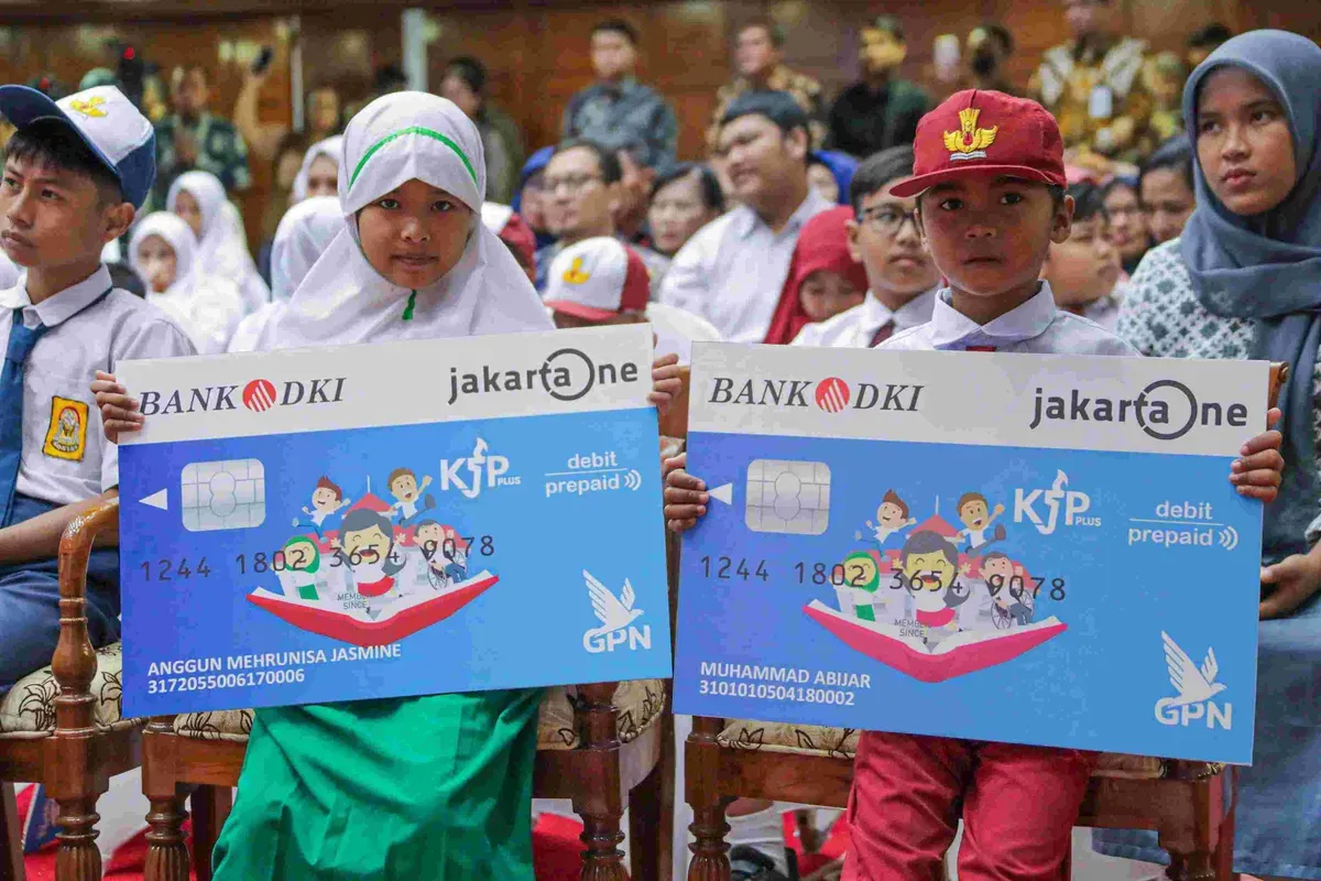 Siswa menerima KJP Plus Tahap 1 2025 di Balai Agung, Balai Kota Jakarta, Kamis, 20 Maret 2025. (Sumber: Dok. Diskominfotik Jakarta)