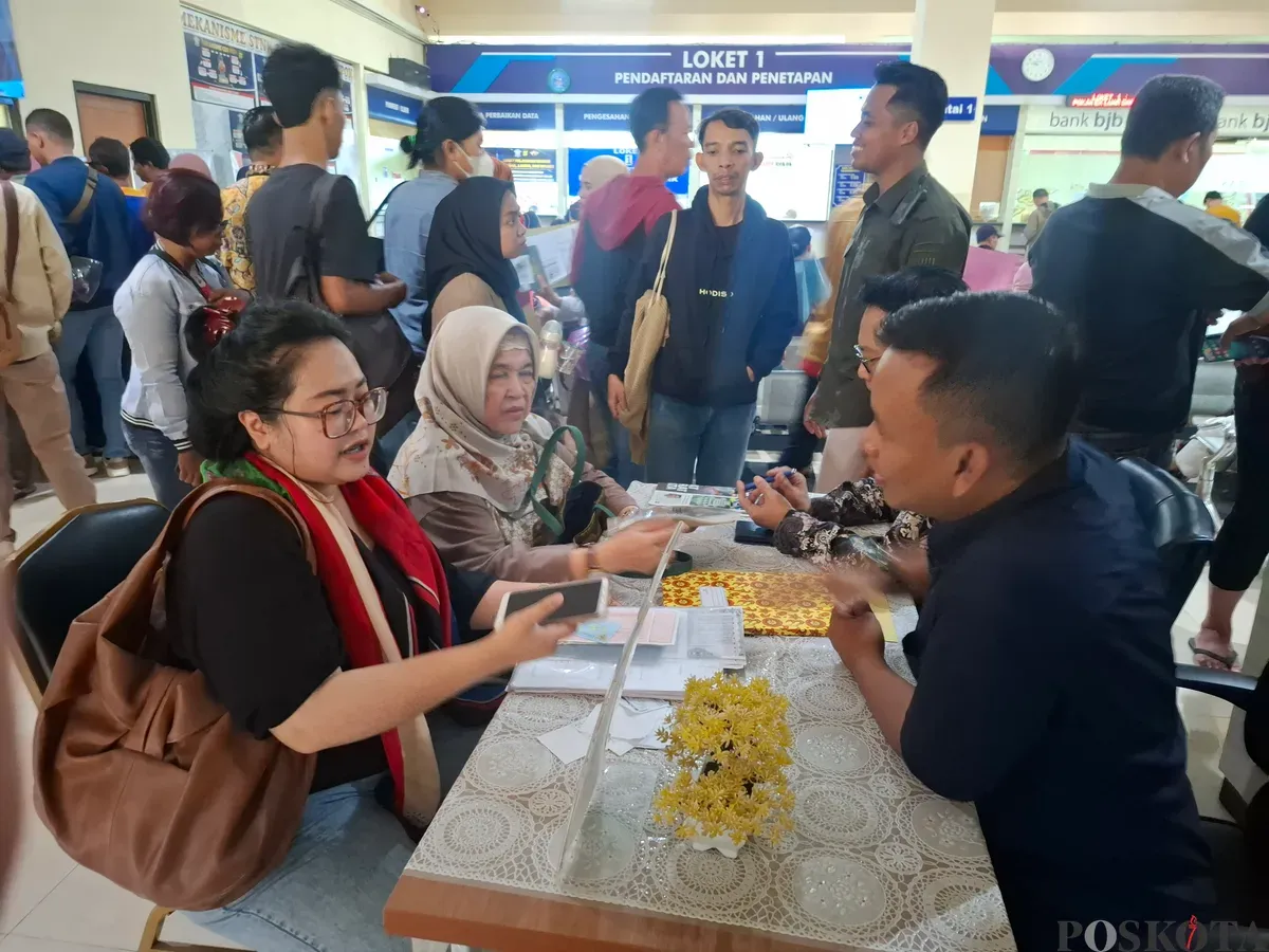 Warga antre untuk membayar pajak kendaraan bermotor di Kantor Samsat Depok, Jumat, 21 Maret 2025. (Sumber: Poskota/Angga Pahlevi)