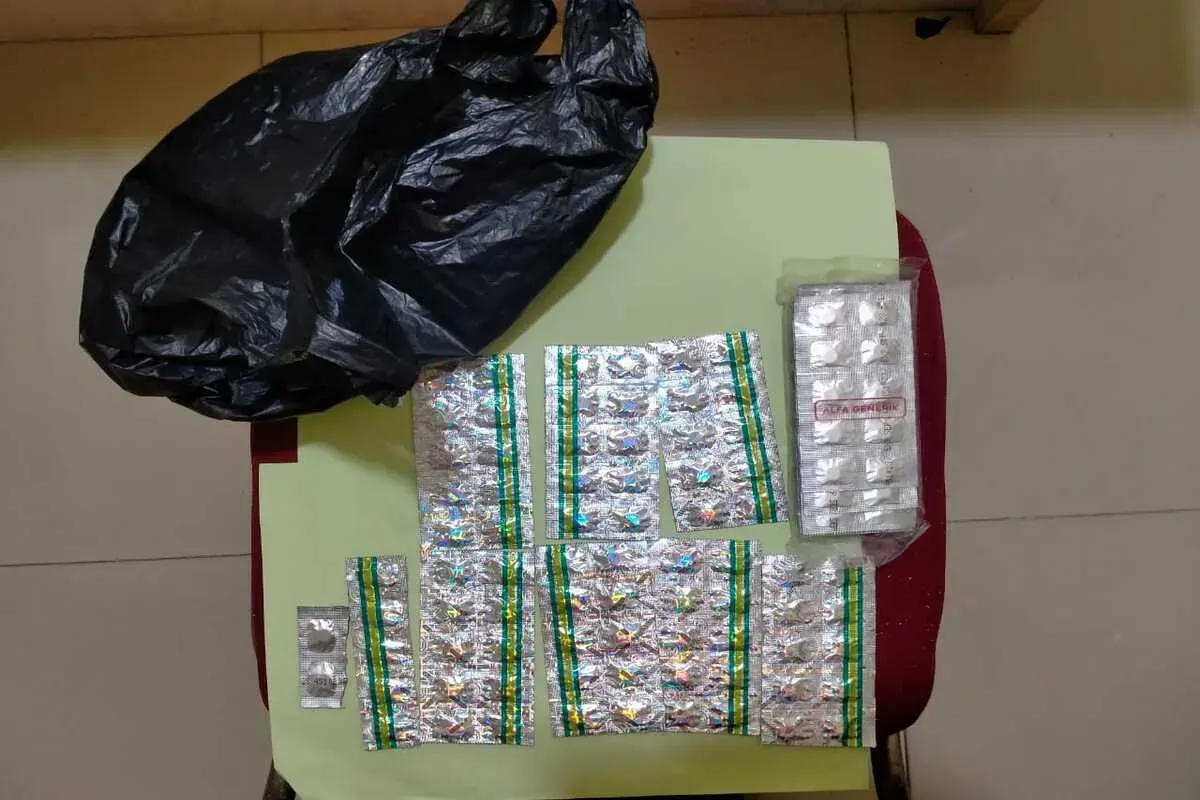 Ratusan butir obat keras jenis Tramadol saat akan diedarkan pelaku dapat digagalkan oleh petugas Reskrim Polsek Bojongsari. (Sumber: Dok. Polsek Bojongsari)